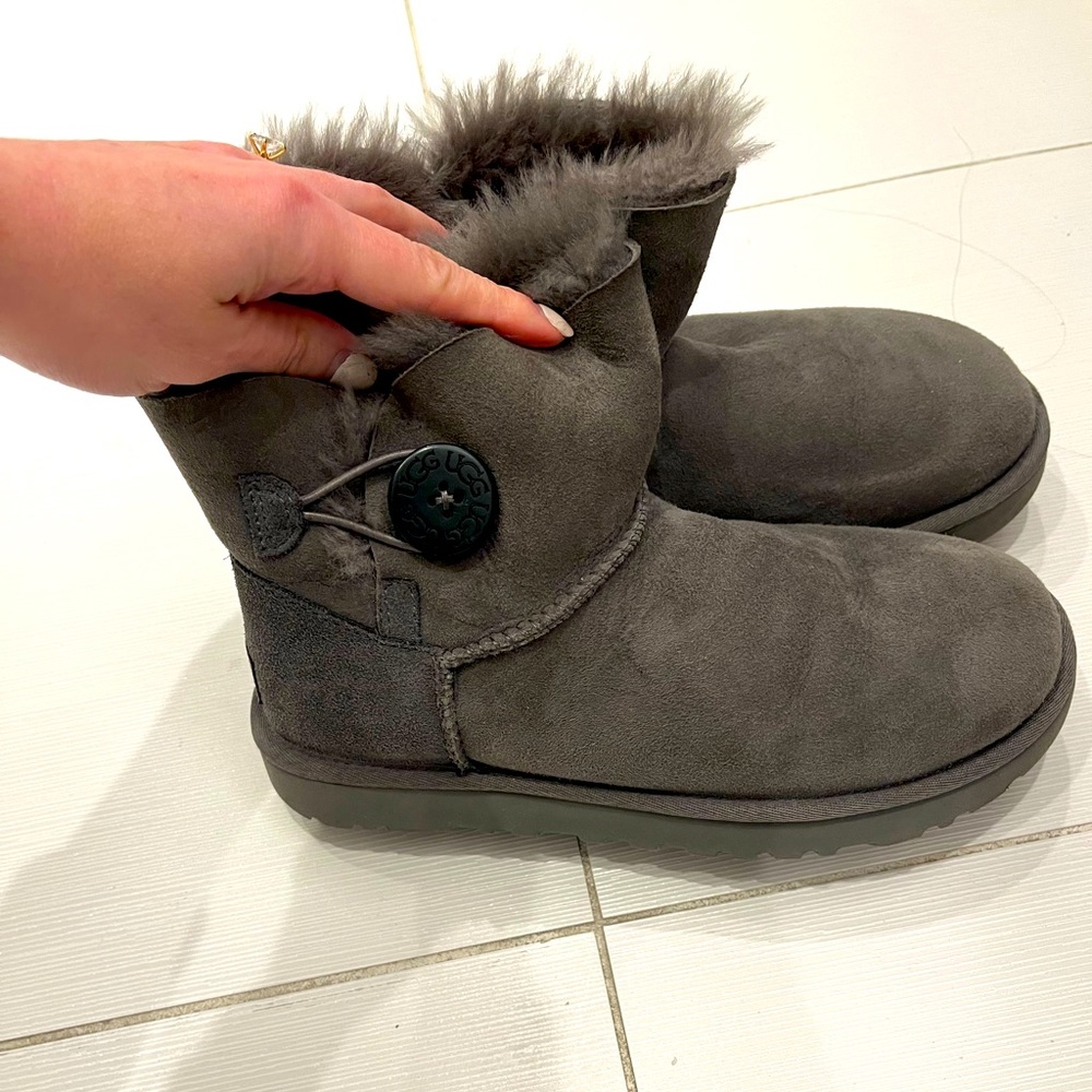 Ugg boots: Gray